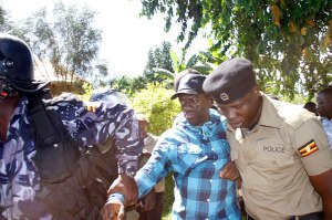 Police-arresting-Kizza-Besigye-in-Kasangati
